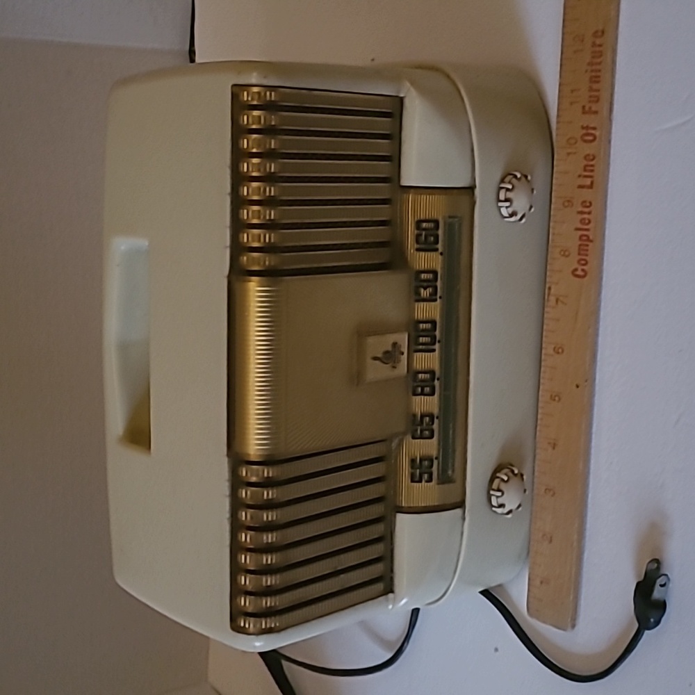 Emerson bakelite vintage radio.The case is perfect,no cracks.1949 model
